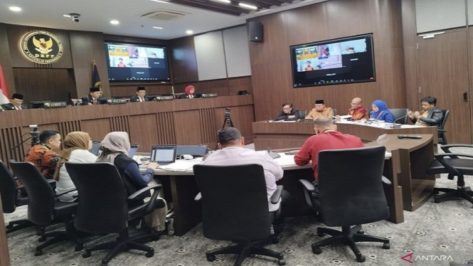 DKPP menggelar sidang kode etik dengan teradu Ketua KPU dan Komisioner (28/2)
