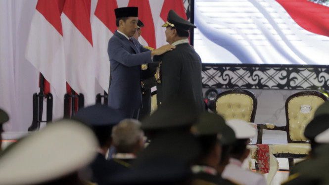 Presiden Jokowi Berikan Pangkat Jenderal TNI Kehormatan ke Menhan Prabowo