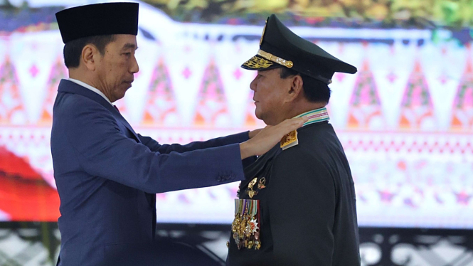 Prabowo Terima Penganugerahan Jenderal Bintang 4 dari Presiden Jokowi