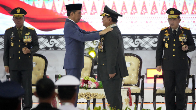 Presiden Jokowi Berikan Pangkat Jenderal TNI Kehormatan ke Menhan Prabowo
