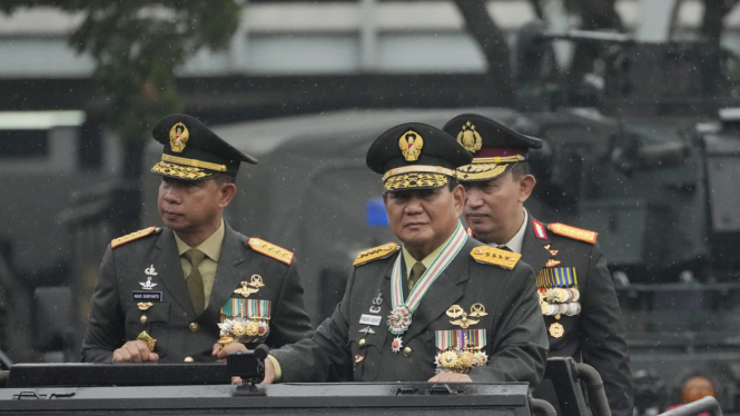 Presiden Jokowi Berikan Pangkat Jenderal TNI Kehormatan ke Menhan Prabowo