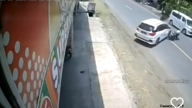 Honda mobilio ditabrak pengendara motor saat putar balik