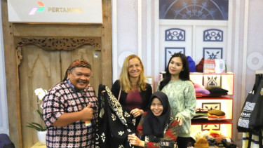 Produk UMKM binaan Pertamina pada hari pembukaan pameran Inacraft 2024 ramai dikunjungi pengunjung. Termasuk wisatawan mancanegara.
