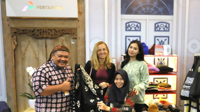 Produk UMKM binaan Pertamina pada hari pembukaan pameran Inacraft 2024 ramai dikunjungi pengunjung. Termasuk wisatawan mancanegara.