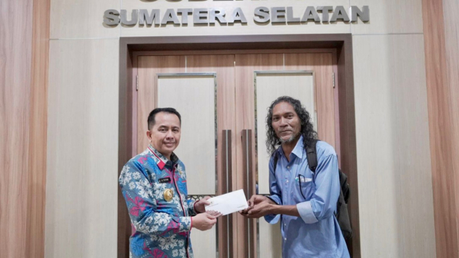 Pj Gubernur Sumsel Agus Fatoni berikan bantuan ke penyandang tuna rungu