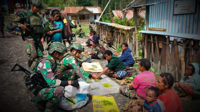 VIVA Militer: Pasukan Buaya Putih Kostrad borong hasil bumi 
