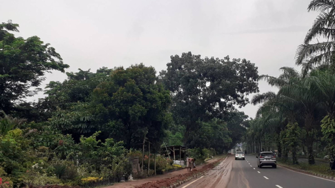 Ceceran tanah di sebagian ruas jalan raya pemda puspemkab tangerang 