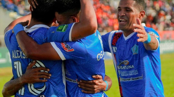 Pemain PSBS Biak rayakan gol