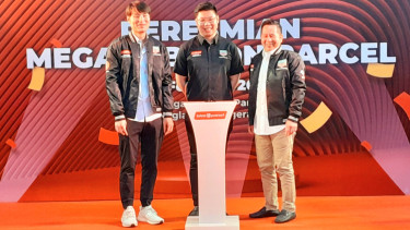 Chief Executive Officer Lion Parcel, Farian Kirana (tengah), saat meresmikan mega hub Lion Parcel di kawasan Neglasari, Kota Tangerang, Banten, Kamis, 29 Februari 2024.