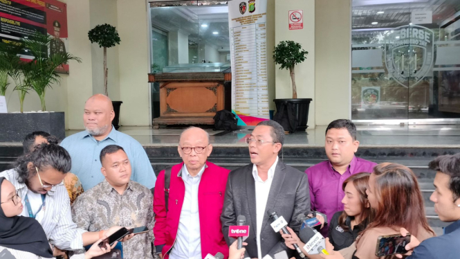Rektor nonaktif Universitas Pancasila Edie Toet Hendratno (jaket merah)