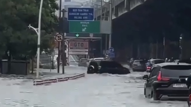 Hujan deras dengan rentang waktu yang cukup laman membuat puluhan ruas jalan yang ada di DkI Jakarta, tergenang banjir, Kamis 29 Februari 2024. 