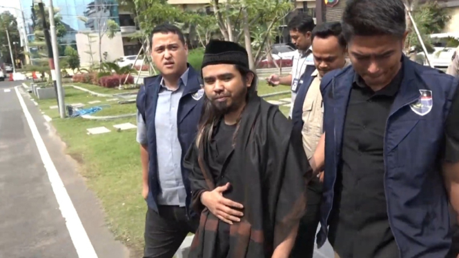 Samsudin alias Gus Samsudin digiring polisi di Polda Jatim.