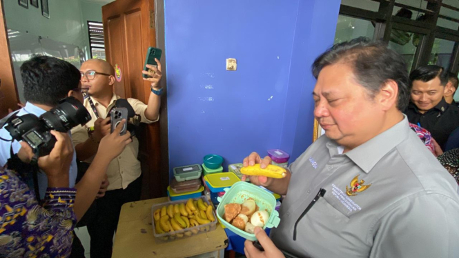 Menko Perekonomian Airlangga Hartarto saat simulasi makan siang gratis di SMPN 2 Curug.