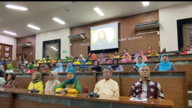 Lansia mengikuti Senam Rongga Mulut di UI