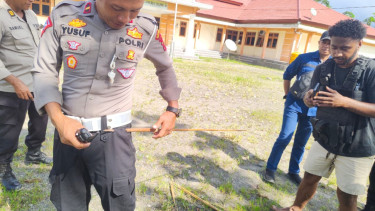 Anggota Polri yang diserang massa (foto humas Polda papua)