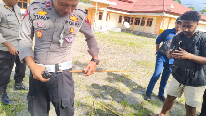 Anggota Polri yang diserang massa (foto humas Polda papua)