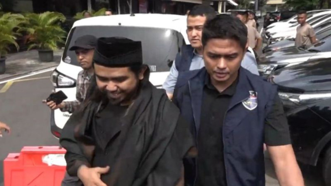Gus Samsudin saat diamankan polisi.