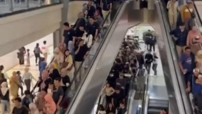 Pengunjung mall panik keluar gedung saat melihat kepulan asap