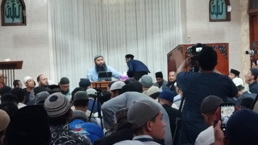 Pengajian Syafiq Riza Basalamah di Masjid Al Ikhlas Krembangan, Surabaya.