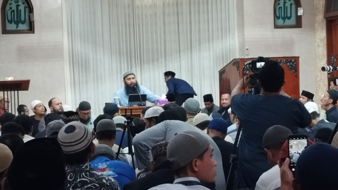 Pengajian Syafiq Riza Basalamah di Masjid Al Ikhlas Krembangan, Surabaya.