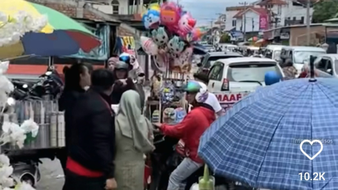 Video Hajatan Nikah Bikin Macet, Pengendara Motor Protes Mempelai