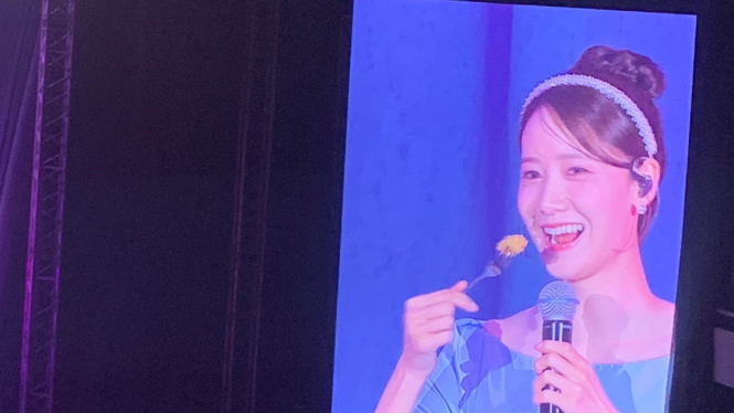 Yoona SNSD cicip bika ambon