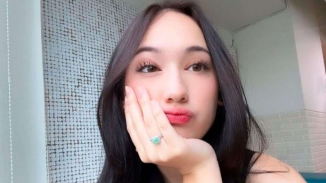 Laura Moane dapat hadiah cincin dari Maia Estianty