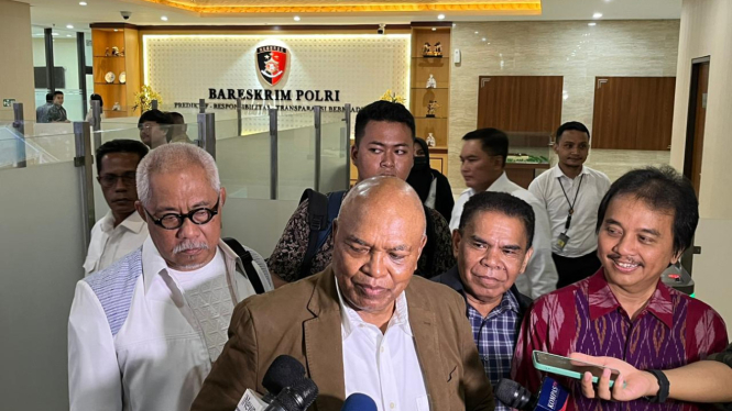 TPDI Bawa Roy Suryo sampaikan laporan dugaan kecurangan Pemilu di Bareskrim.