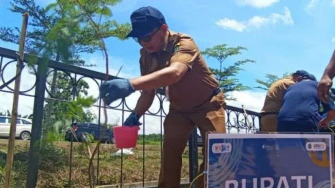 Penjabat Bupati Tapin Syarifuddin saat menanam pohon