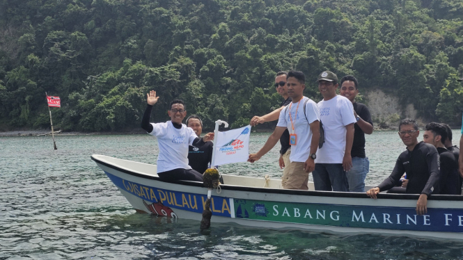 Penandaan spot wisata rumah nemo dengan bendera putih bertuliskan ‘finding nemo’. VIVA/Dani Randi