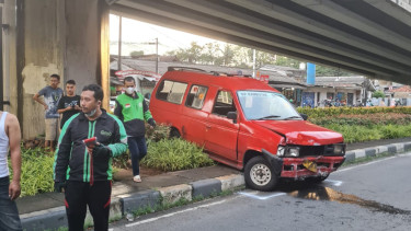 Angkot tabrak penyeberang jalan dan pos polisi. (Istimewa)