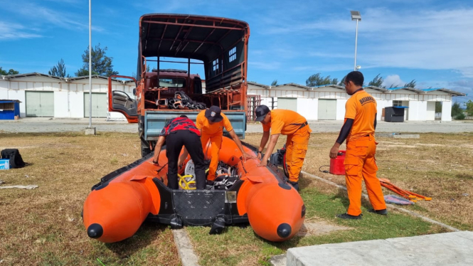 Tim SAR Jayapura saat menyiapkan proses pencarian korban tenggelam 