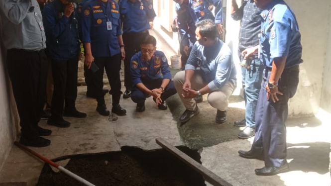 Lurah Tugu mendatangi teras rumah warga yang ambles 