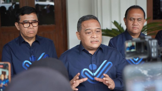 Kepala BP2MI Benny Rhamdani (tengah).