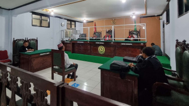 Damianus Damu mendengar amar putusan di PN Ruteng 