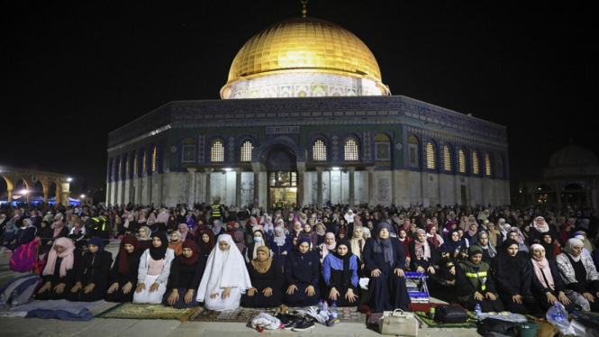 Suasana salat tarawih di Masjid Al Aqsa, Palestina