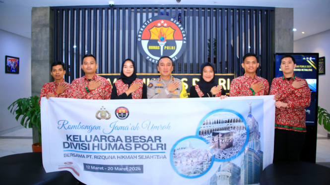 Kadiv Humas Polri Irjen Sandi Nugroho memberangkatkan anggotanya umrah