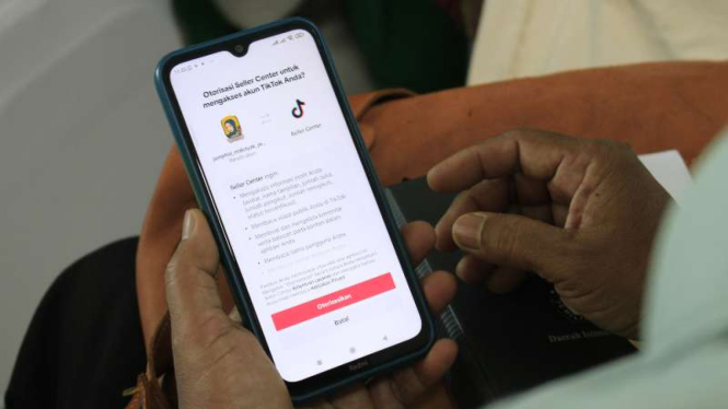 Tokopedia-TikTok latih UMKM go online.