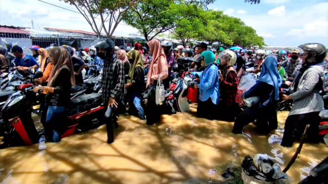 Motor karyawan pabrik di Cirebon terendam banjir