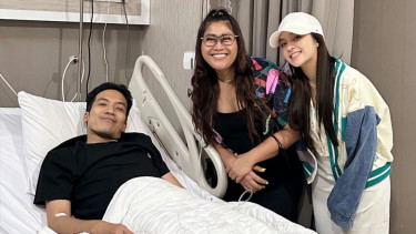 Boiyen dan Eca Aura menjenguk Desta di rumah sakit