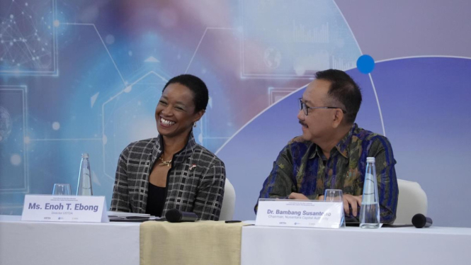 Direktur Badan Perdagangan dan Pembangunan Amerika Serikat (USTDA) Enoh T. Ebong bersama dengan Kepala Otorita Ibu Kota Nusantara (OIKN) Bambang Susantono (Doc: US Embassy)