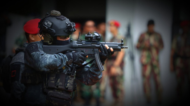 VIVA Militer: Jenderal TNI MS saat ikuti materi Gultor Kopassus 