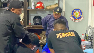 Petugas Damkar Kota Batu membantu lepaskan cincin dari alat vital seorang pria.