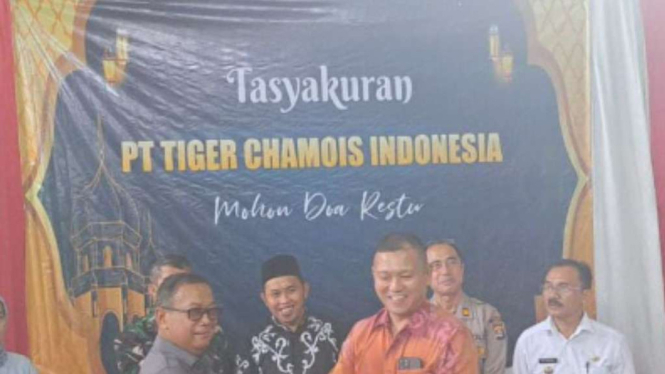 Acara tasyakuran dengan masyarakat.