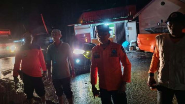 Tim BPBD Pasaman Barat turun ke lokasi rawan banjir di Kecamatan Talamau, Kamis malam, 7 Maret 2024, akibat meluapnya sungai di daerah itu dipicu tingginya curah hujan.