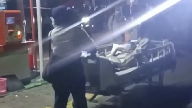 Sejumlah pasien terpaksa dievakuasi karena lantai 4 RS Harapan Bunda terbakar.