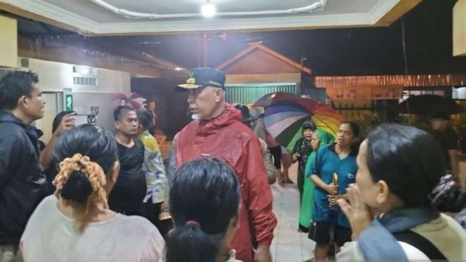 Gubernur Sumbar Mahyeldi saat mengunjungi lokasi pengungsian warga