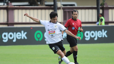  Gelandang bertahan PSS Sleman Wahyudi Hamisi