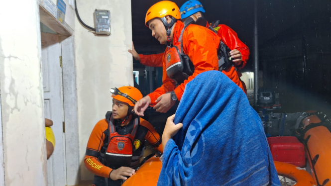 Evakuasi warga terjebak banjir di Kota Padang.