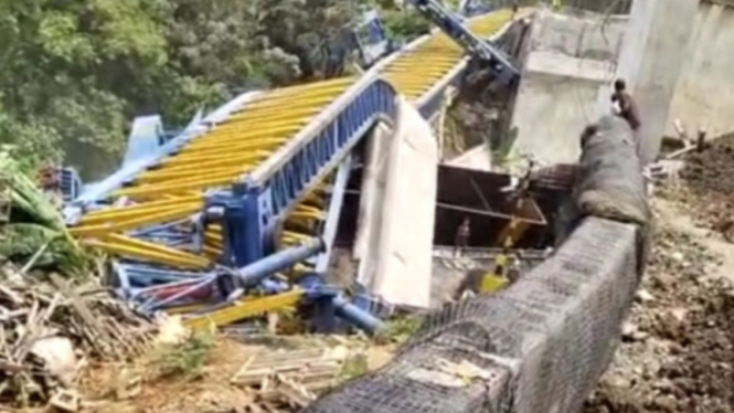 Crane Girder roboh hantam KA Babaranjang.